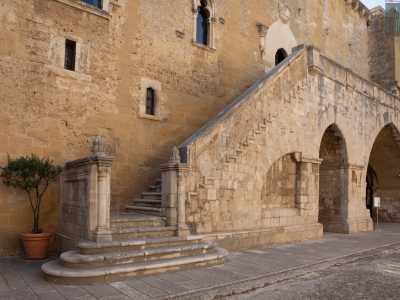 �Moderna� � anche la scalinata con balaustra...